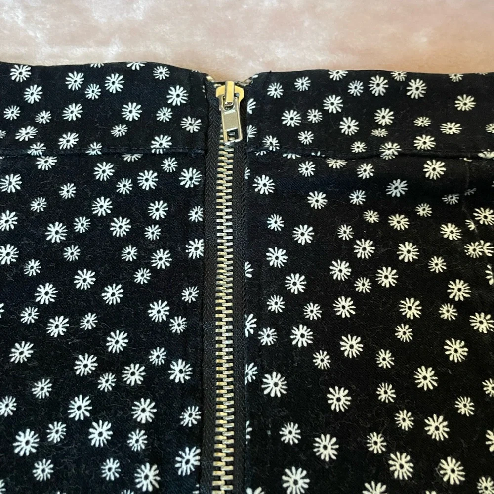 Forever 21 Daisy Zip Up Mini Pencil Skirt - Picture 4 of 5